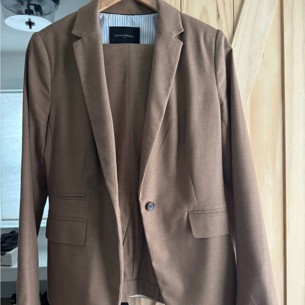 Banana Republic Classic Tan Women’s Suit. Blazer and Pants.